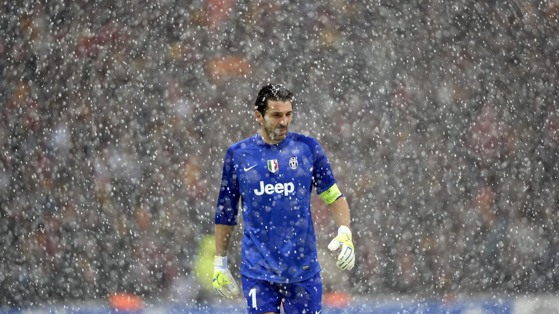 库兹马诺维奇在巴黎奥运会手球比赛中多次扑救对方角球,库兹马传球